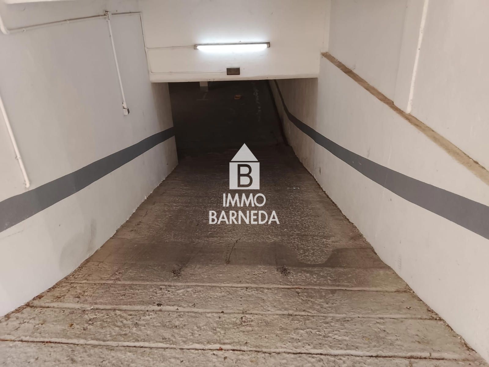 Place de parking souterrain de 14 m² au centre de Roses avec accès motorisé