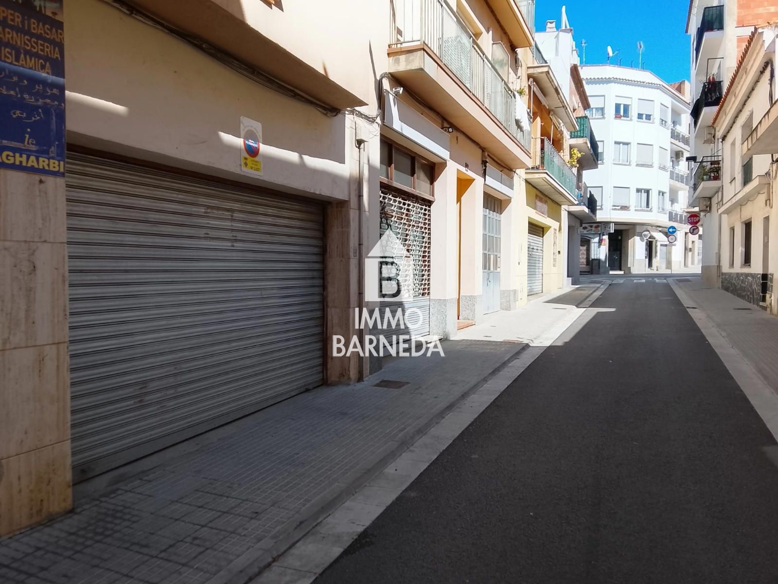 Place de parking souterrain de 14 m² au centre de Roses avec accès motorisé