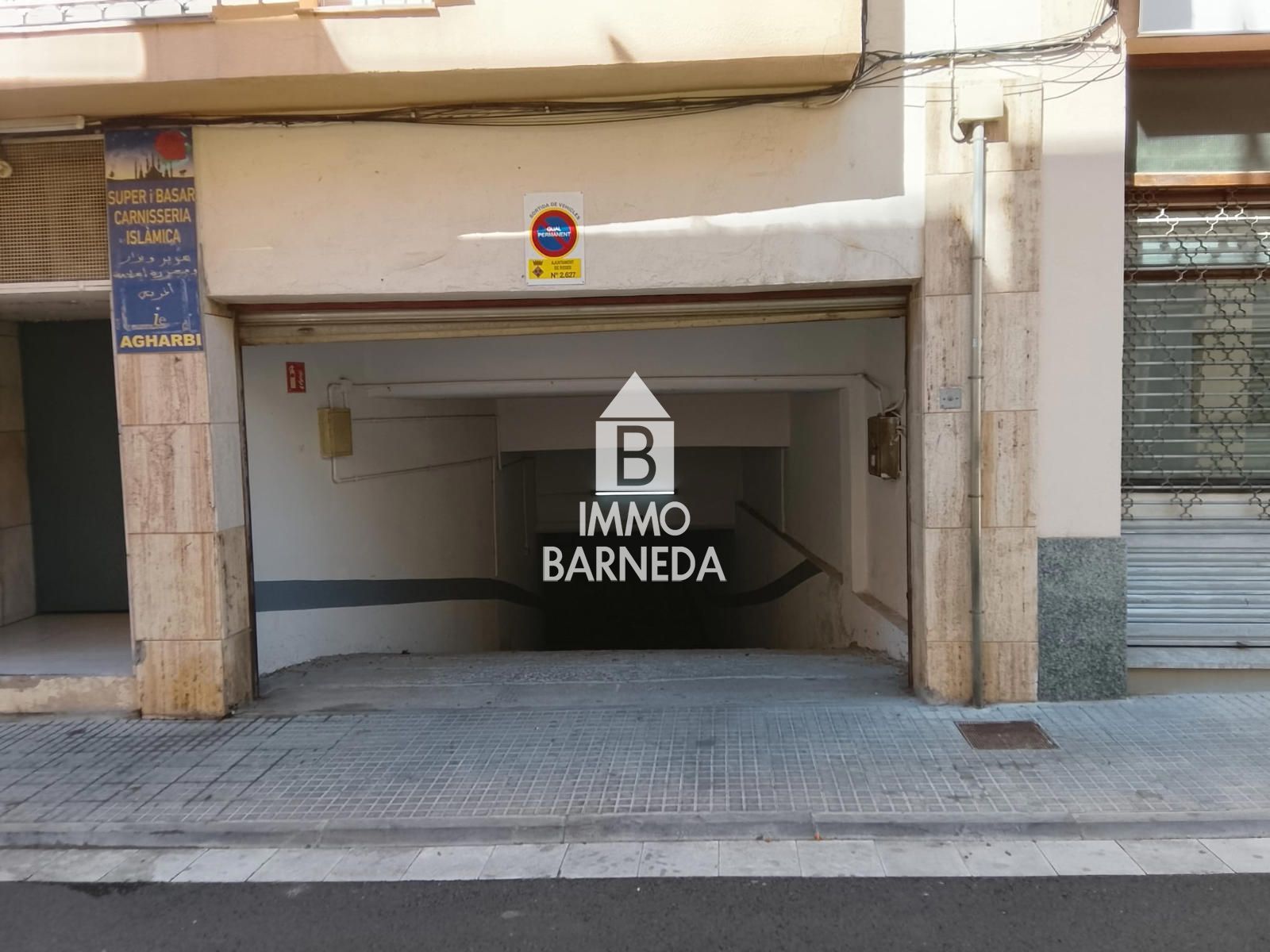 Place de parking souterrain de 14 m² au centre de Roses avec accès motorisé