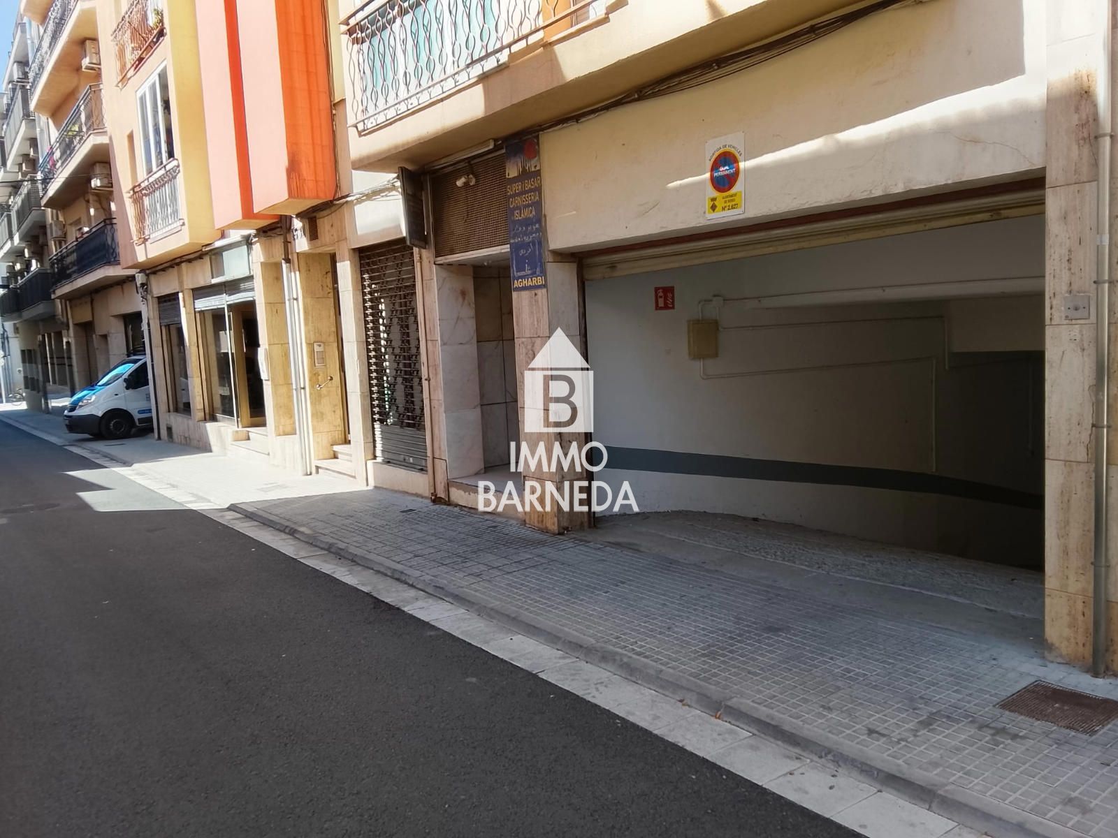 Place de parking souterrain de 14 m² au centre de Roses avec accès motorisé