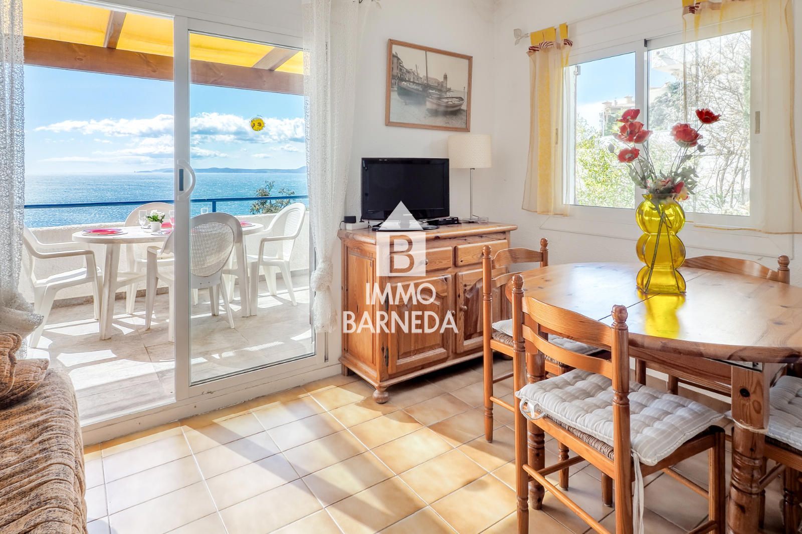 Maison mitoyenne avec vue sur mer et piscine communautaire à Canyelles Petites