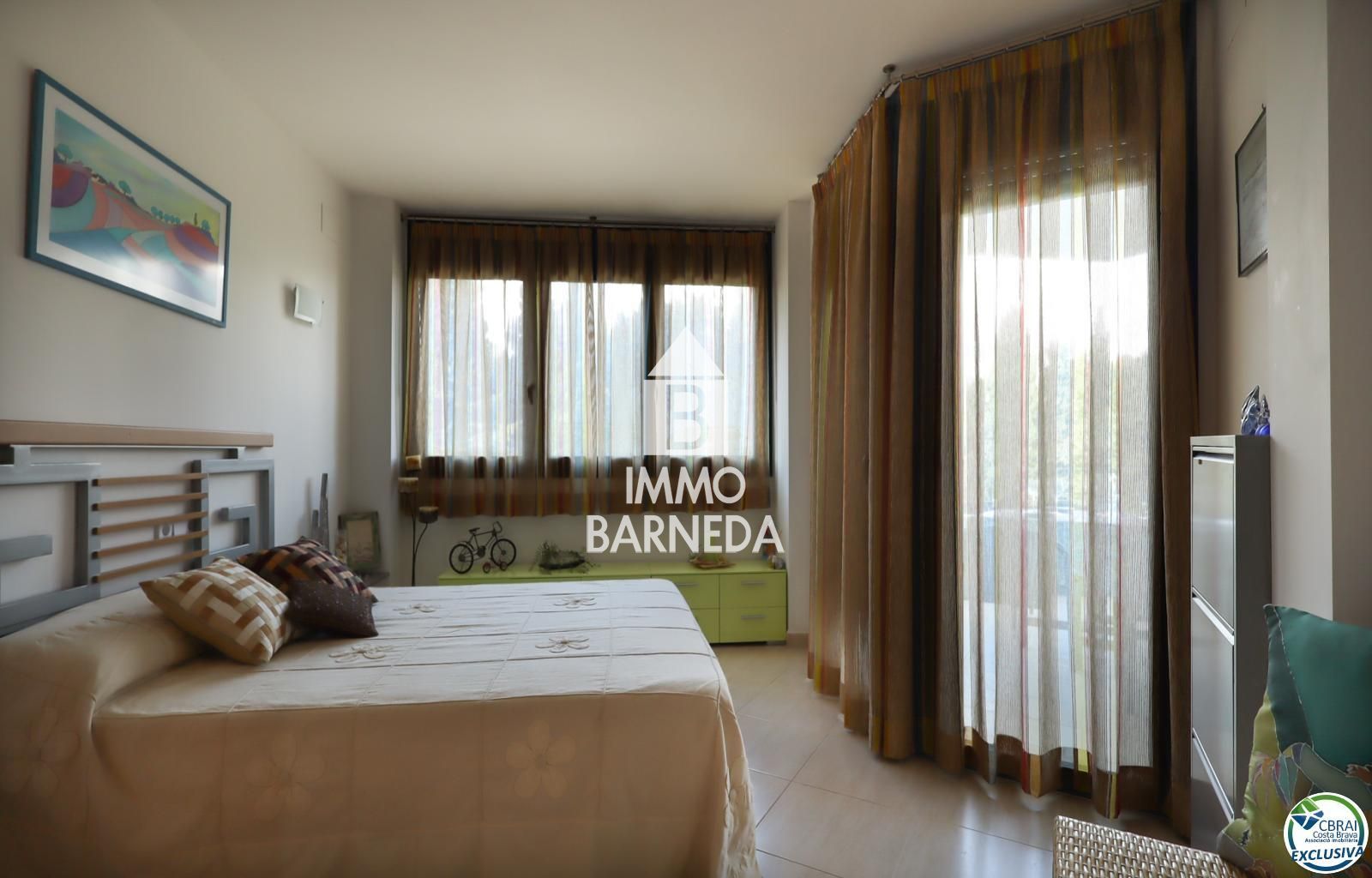 Apartament de 3 habitacions amb terrassa i plaça d'aparcament al Port de Lla