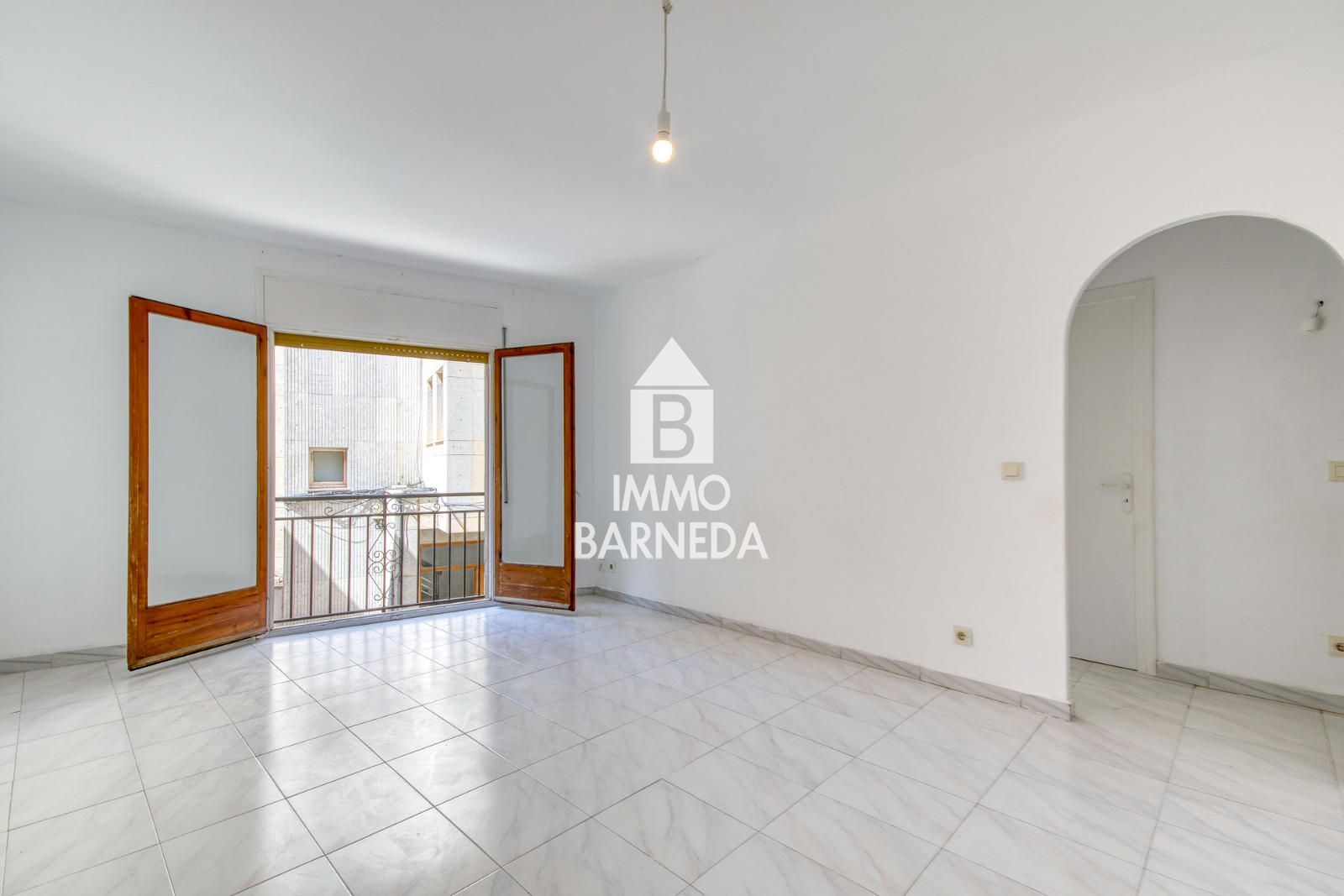 Pis ampli al cor de Castelló d'Empúries en finca de només 3 veïns