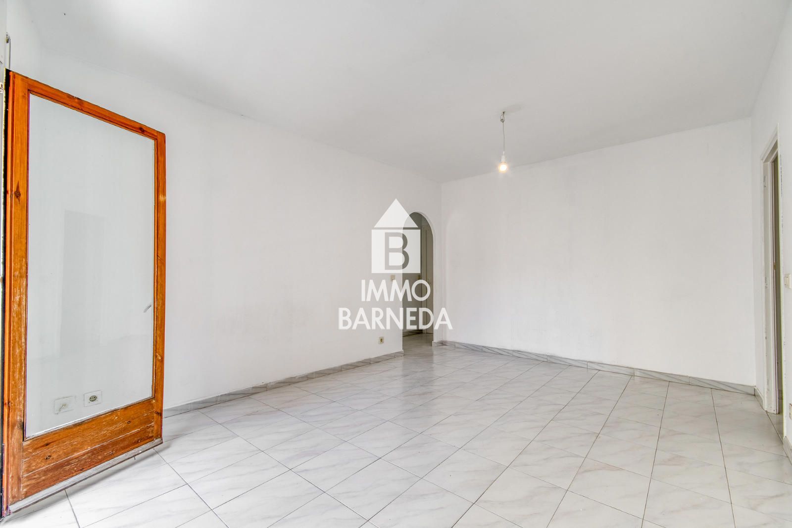 Pis ampli al cor de Castelló d'Empúries en finca de només 3 veïns