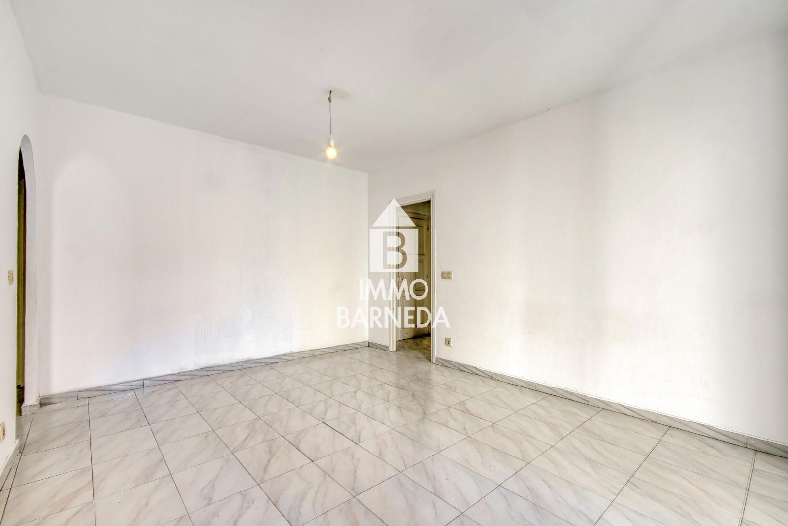 Pis ampli al cor de Castelló d'Empúries en finca de només 3 veïns