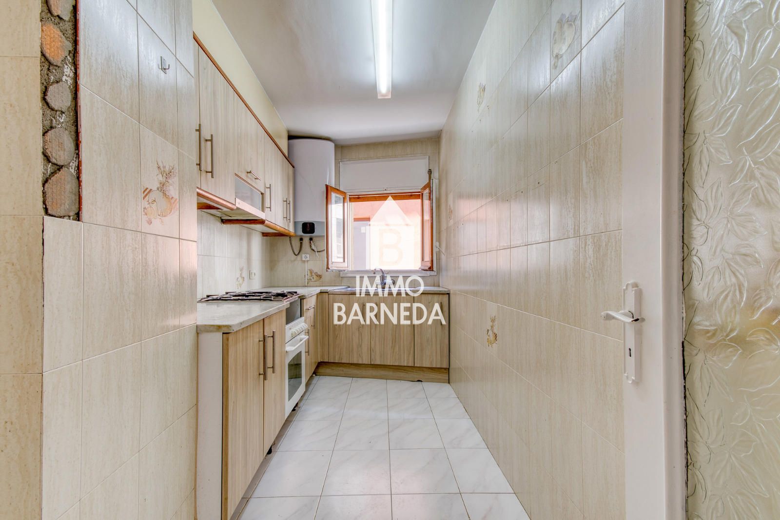 Pis ampli al cor de Castelló d'Empúries en finca de només 3 veïns