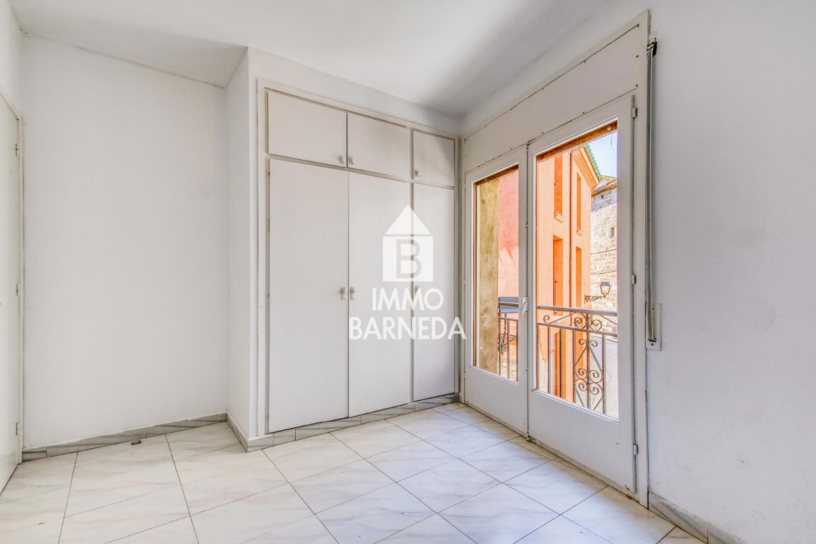 Pis ampli al cor de Castelló d'Empúries en finca de només 3 veïns