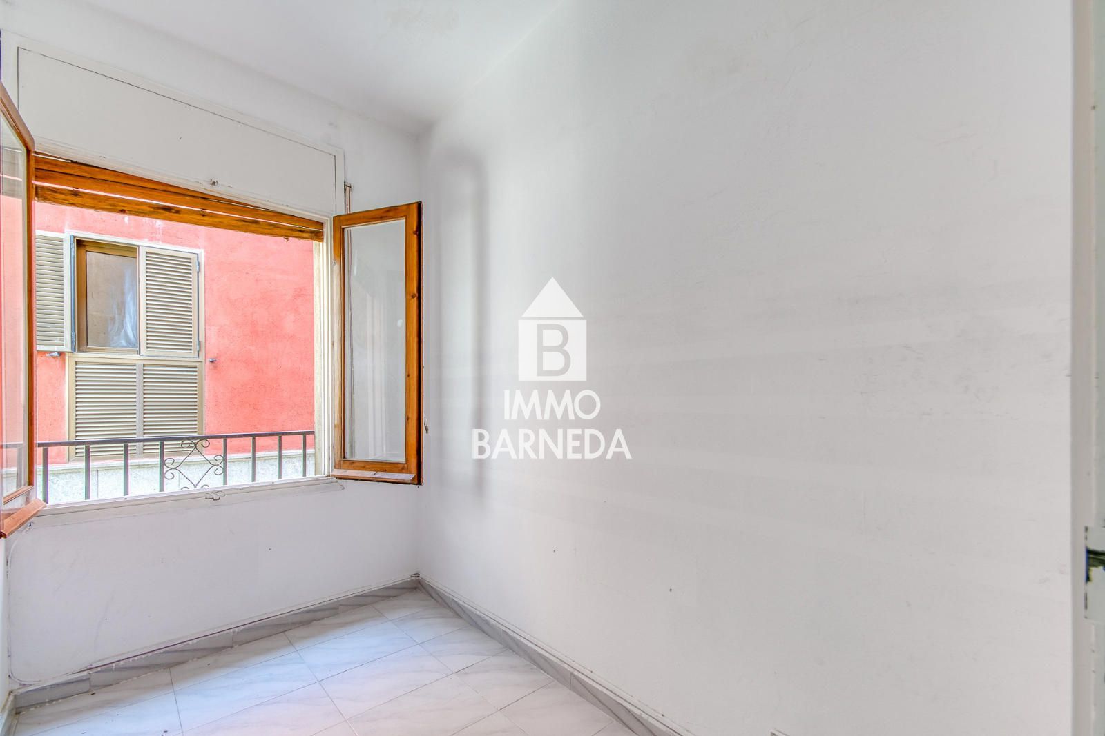 Pis ampli al cor de Castelló d'Empúries en finca de només 3 veïns