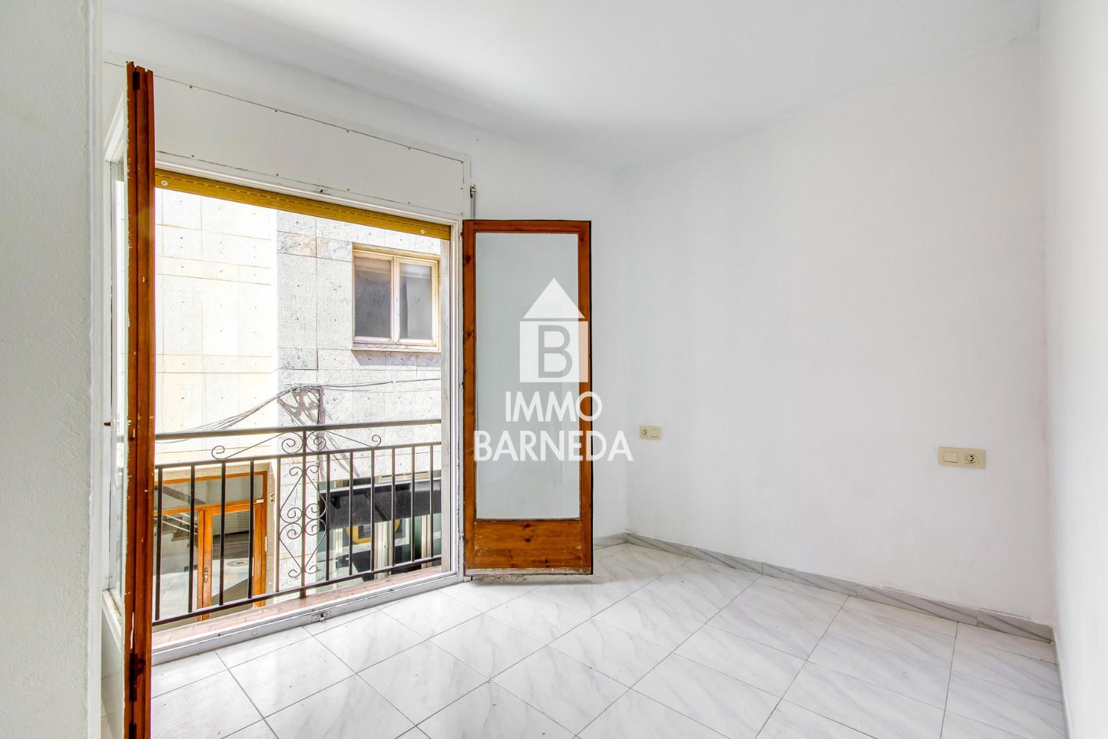 Pis ampli al cor de Castelló d'Empúries en finca de només 3 veïns