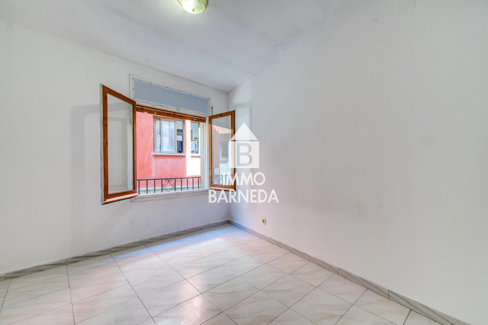 Pis ampli al cor de Castelló d'Empúries en finca de només 3 veïns