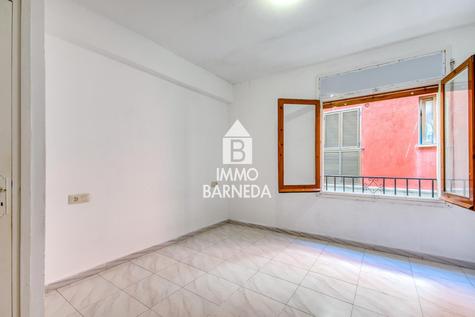 Pis ampli al cor de Castelló d'Empúries en finca de només 3 veïns