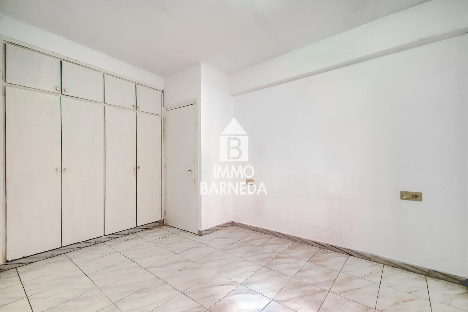 Pis ampli al cor de Castelló d'Empúries en finca de només 3 veïns