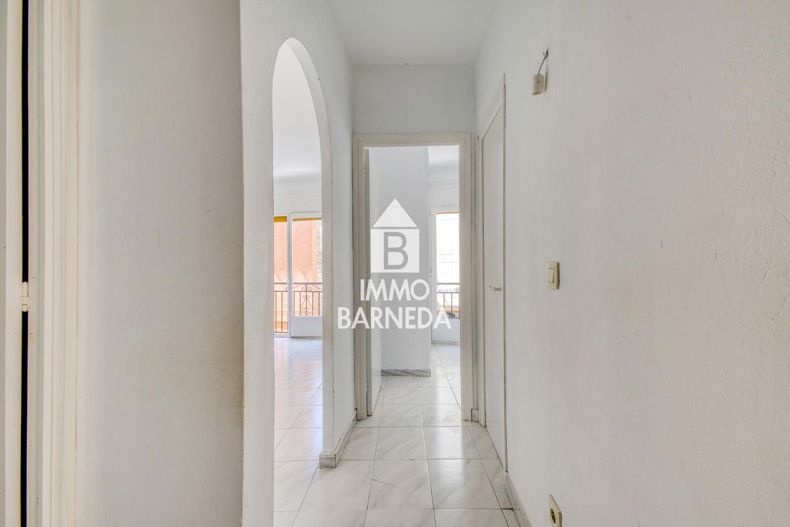 Pis ampli al cor de Castelló d'Empúries en finca de només 3 veïns