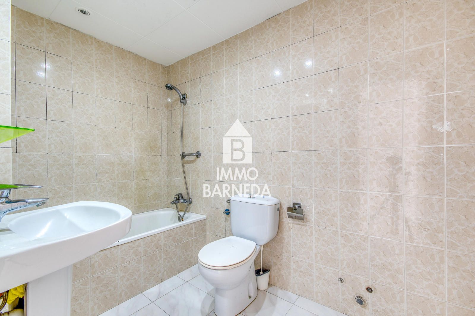 Pis ampli al cor de Castelló d'Empúries en finca de només 3 veïns