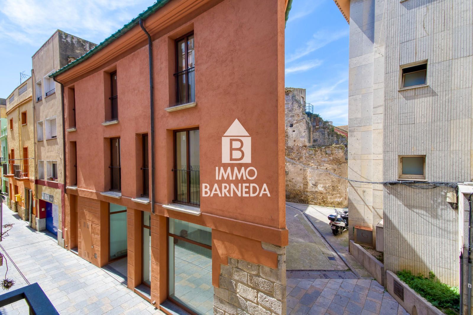 Pis ampli al cor de Castelló d'Empúries en finca de només 3 veïns