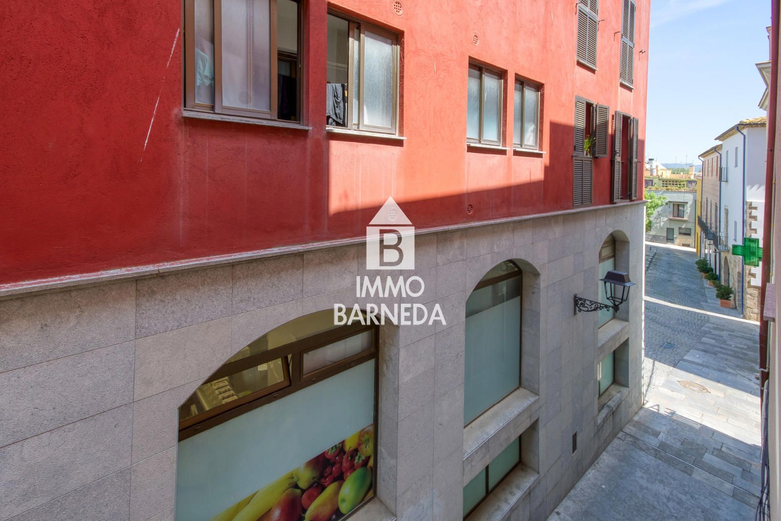 Pis ampli al cor de Castelló d'Empúries en finca de només 3 veïns