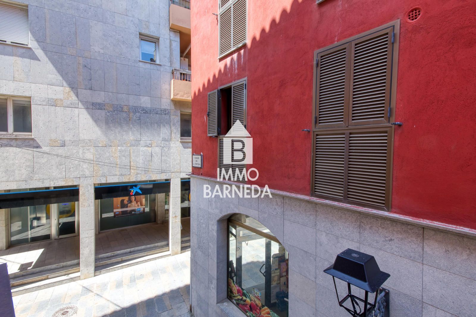 Pis ampli al cor de Castelló d'Empúries en finca de només 3 veïns