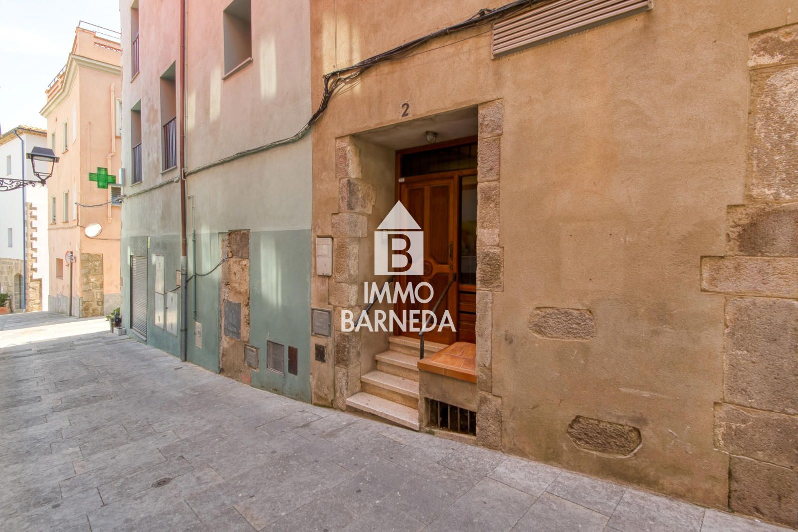 Pis ampli al cor de Castelló d'Empúries en finca de només 3 veïns