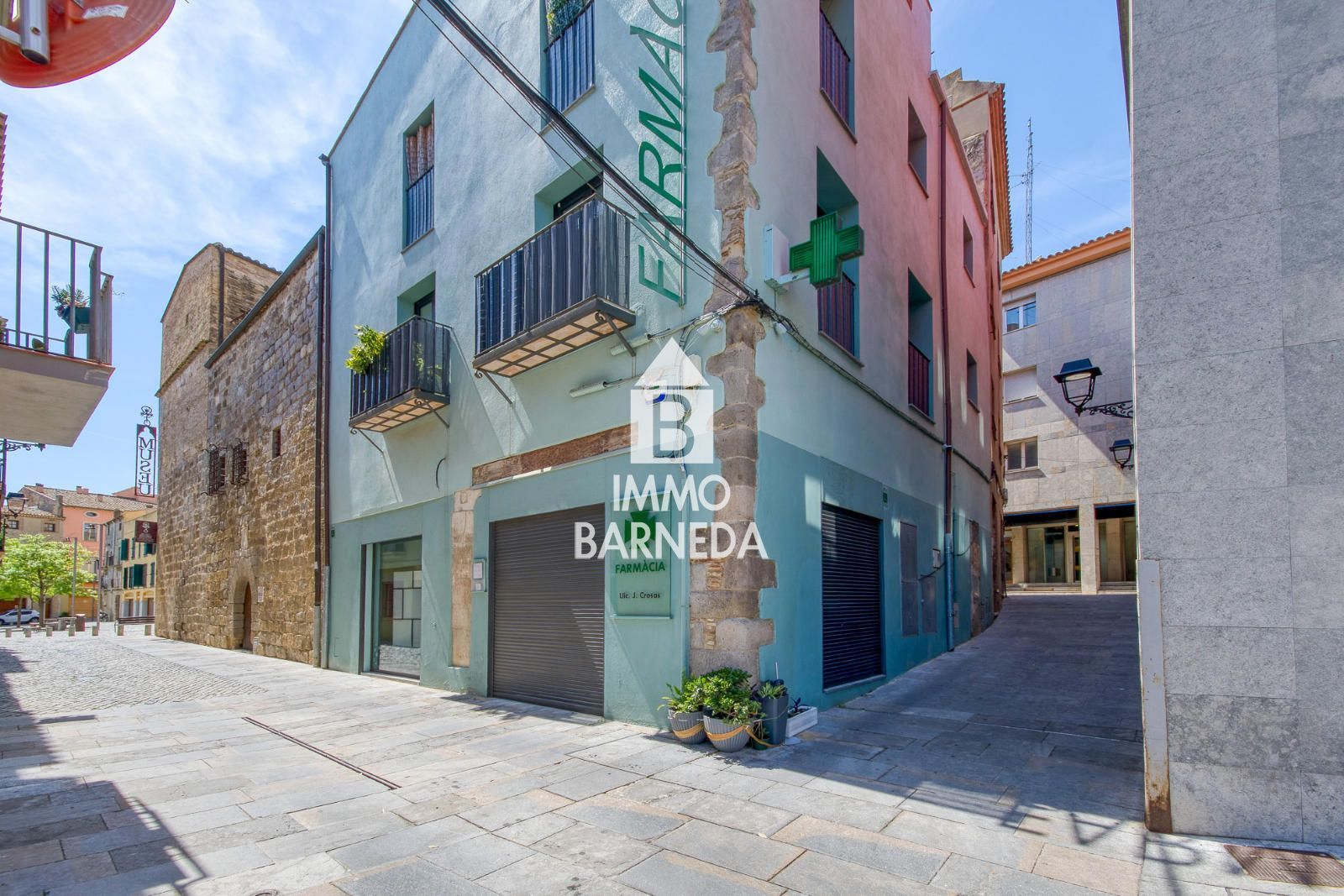 Pis ampli al cor de Castelló d'Empúries en finca de només 3 veïns