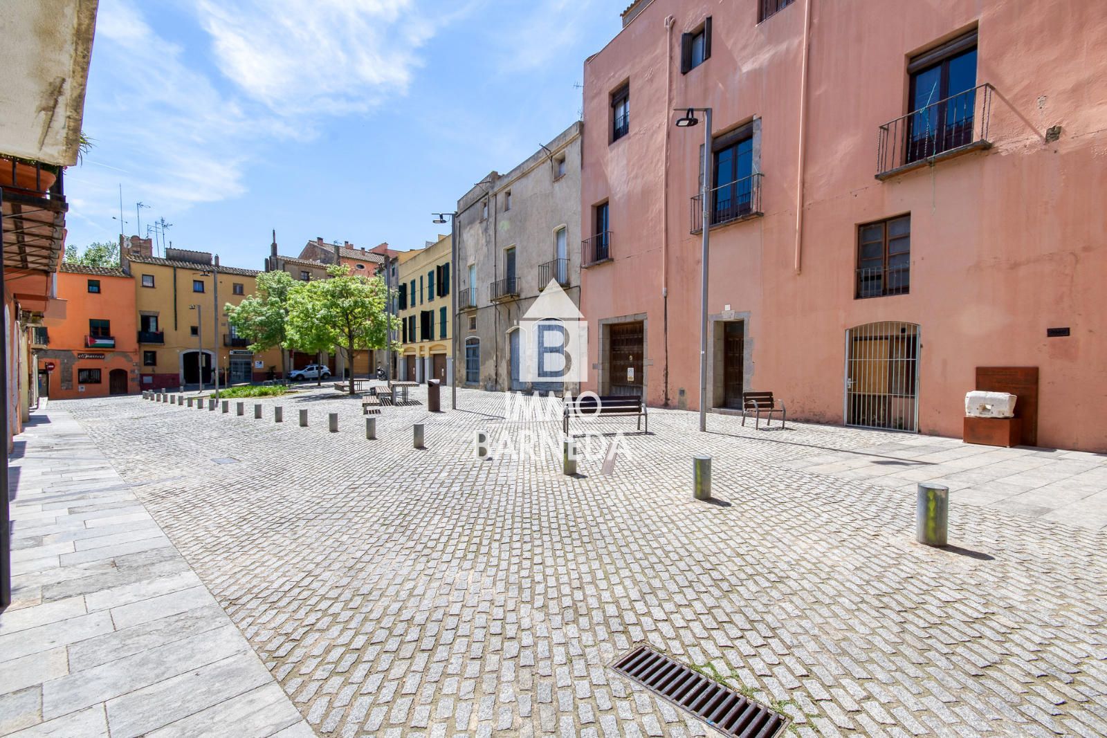 Pis ampli al cor de Castelló d'Empúries en finca de només 3 veïns