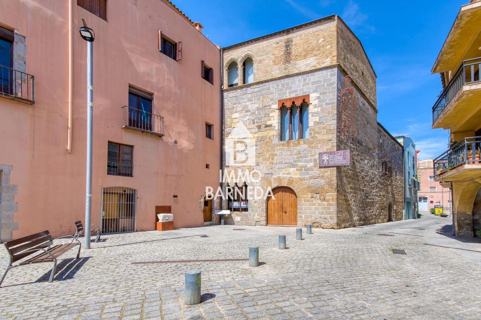 Pis ampli al cor de Castelló d'Empúries en finca de només 3 veïns