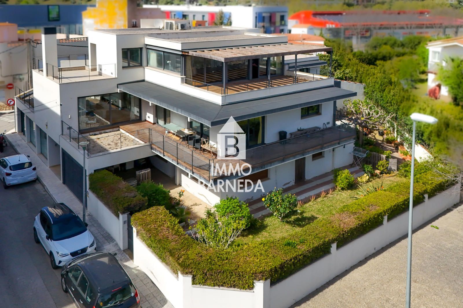 Casa unifamiliar exclusiva con ascensor, jardín y múltiples espacios independientes en Llançà