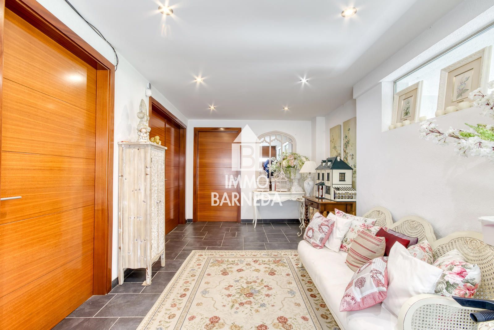 Casa unifamiliar exclusiva con ascensor, jardín y múltiples espacios independientes en Llançà