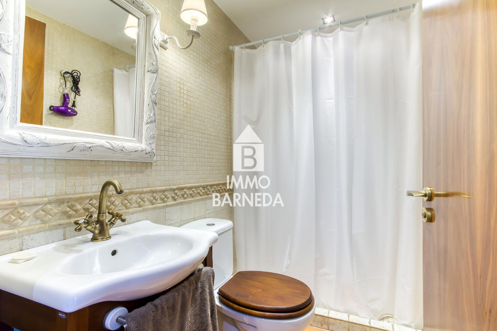 Casa unifamiliar exclusiva con ascensor, jardín y múltiples espacios independientes en Llançà