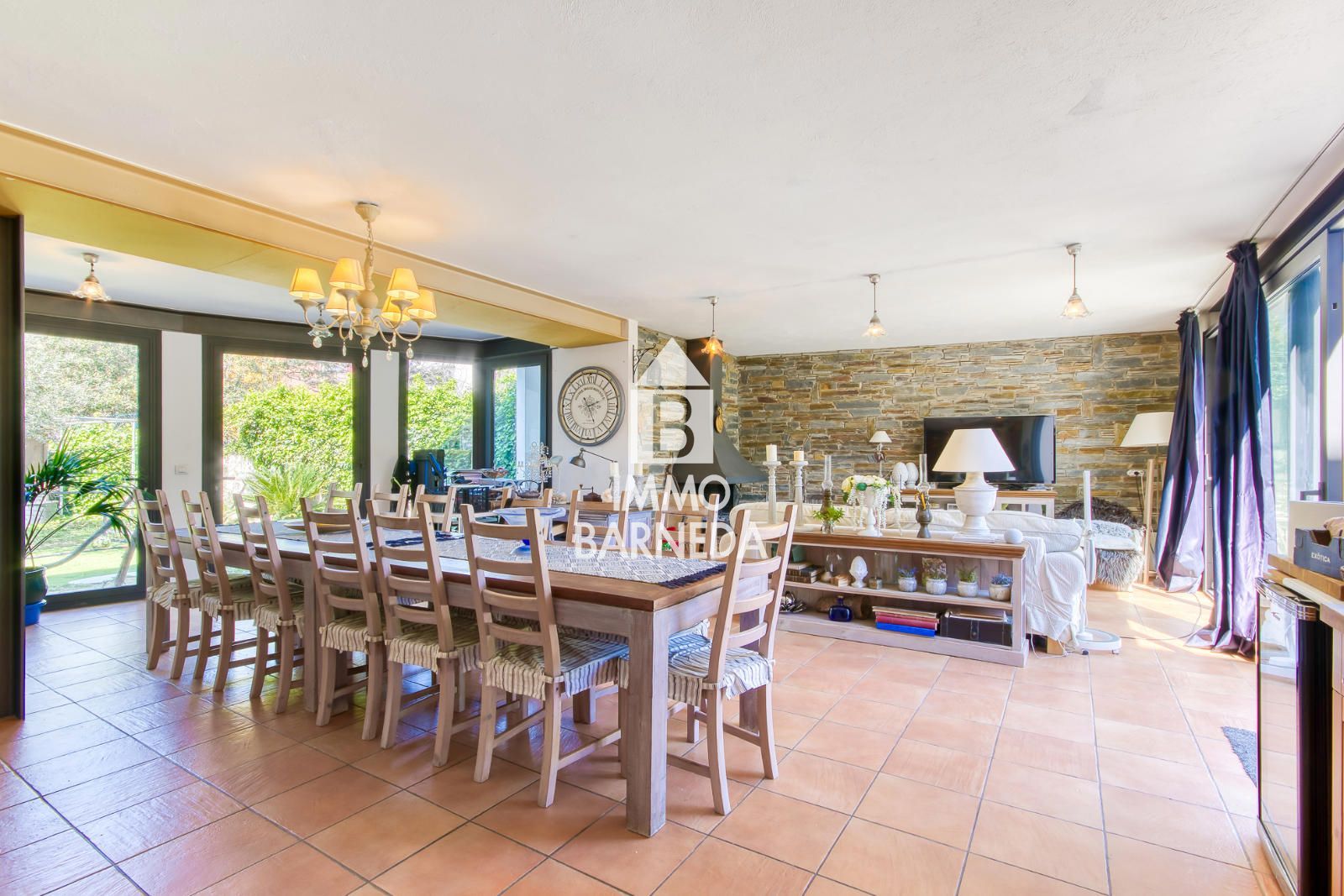 Casa unifamiliar exclusiva con ascensor, jardín y múltiples espacios independientes en Llançà