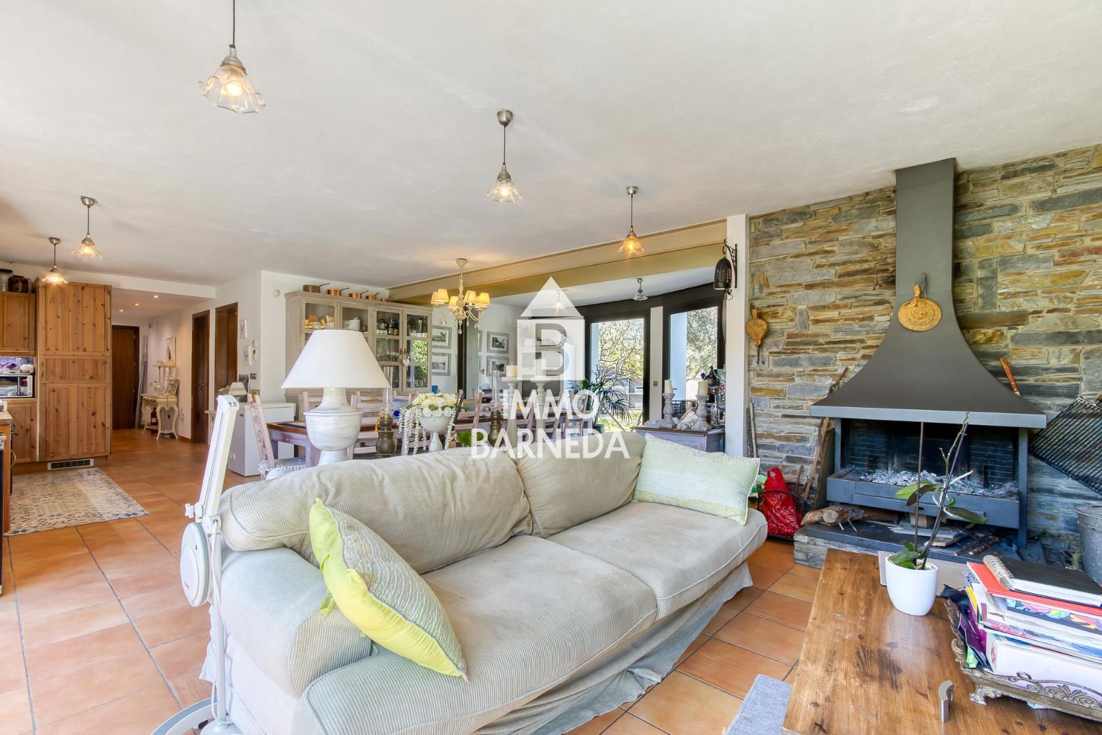 Casa unifamiliar exclusiva con ascensor, jardín y múltiples espacios independientes en Llançà