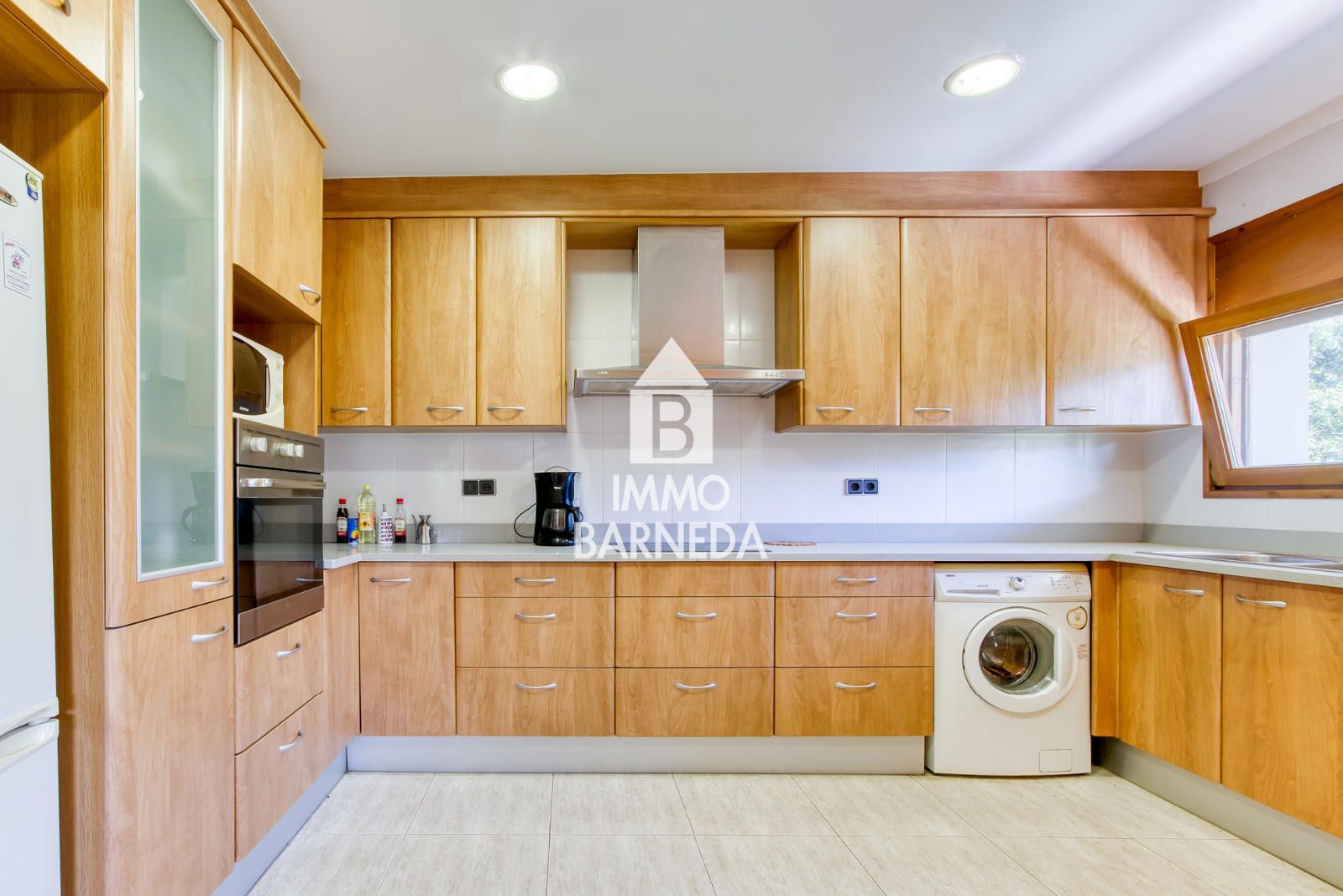 Casa unifamiliar exclusiva con ascensor, jardín y múltiples espacios independientes en Llançà