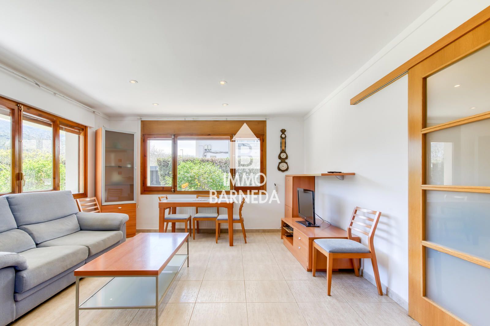 Casa unifamiliar exclusiva con ascensor, jardín y múltiples espacios independientes en Llançà