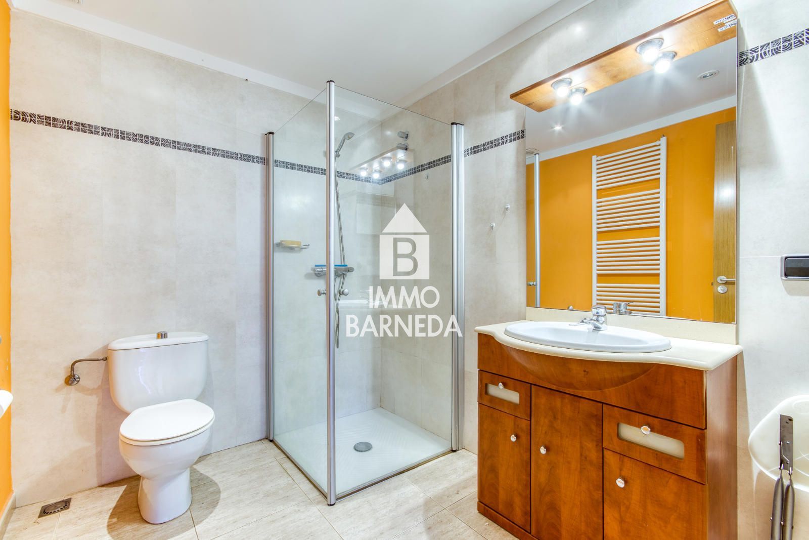 Casa unifamiliar exclusiva con ascensor, jardín y múltiples espacios independientes en Llançà