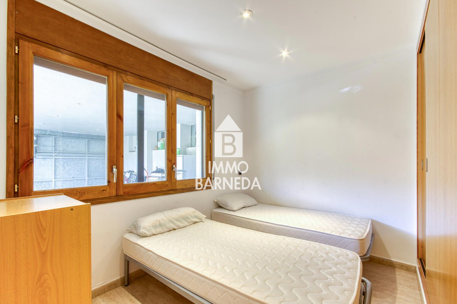 Casa unifamiliar exclusiva con ascensor, jardín y múltiples espacios independientes en Llançà