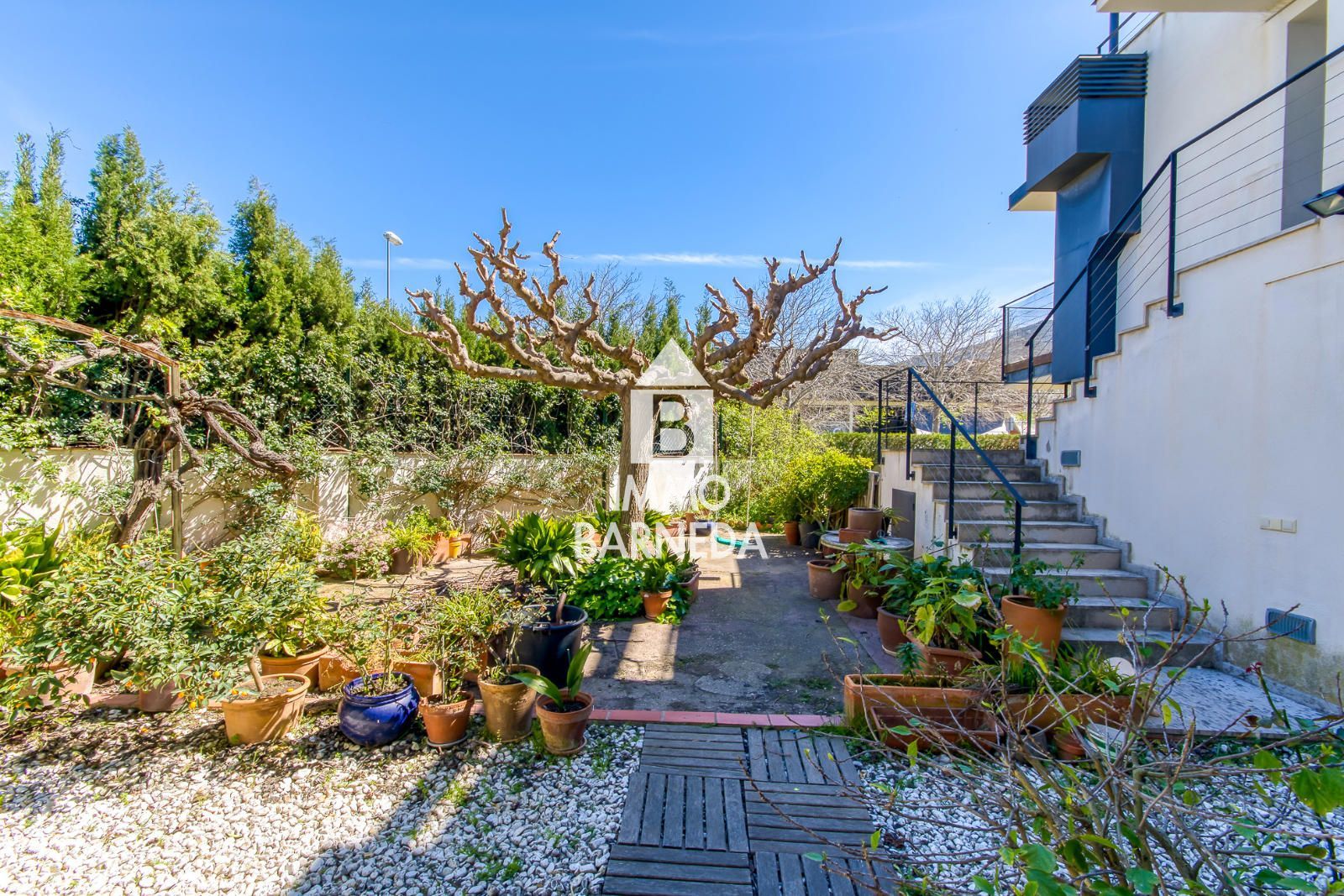 Casa unifamiliar exclusiva con ascensor, jardín y múltiples espacios independientes en Llançà