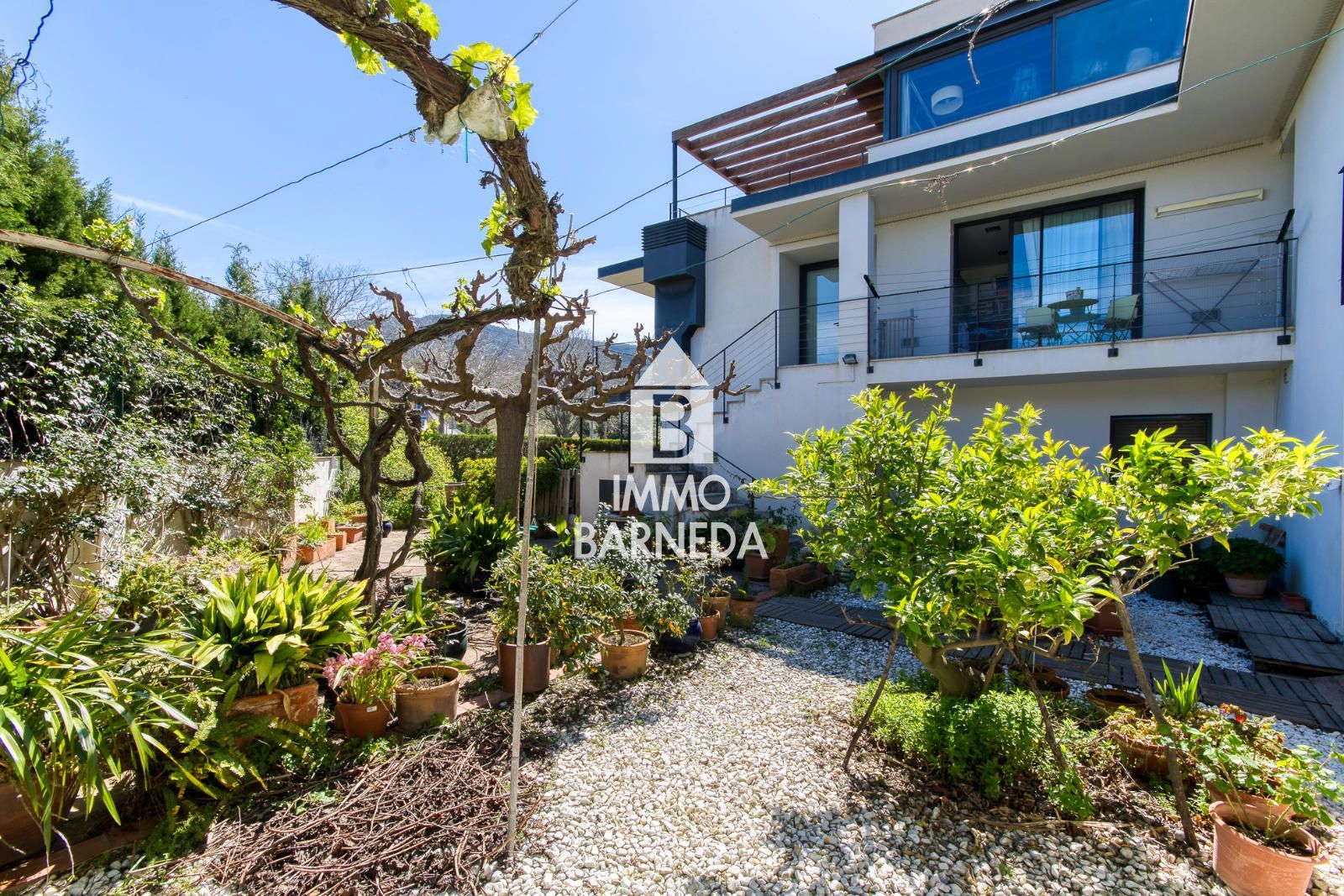 Casa unifamiliar exclusiva con ascensor, jardín y múltiples espacios independientes en Llançà