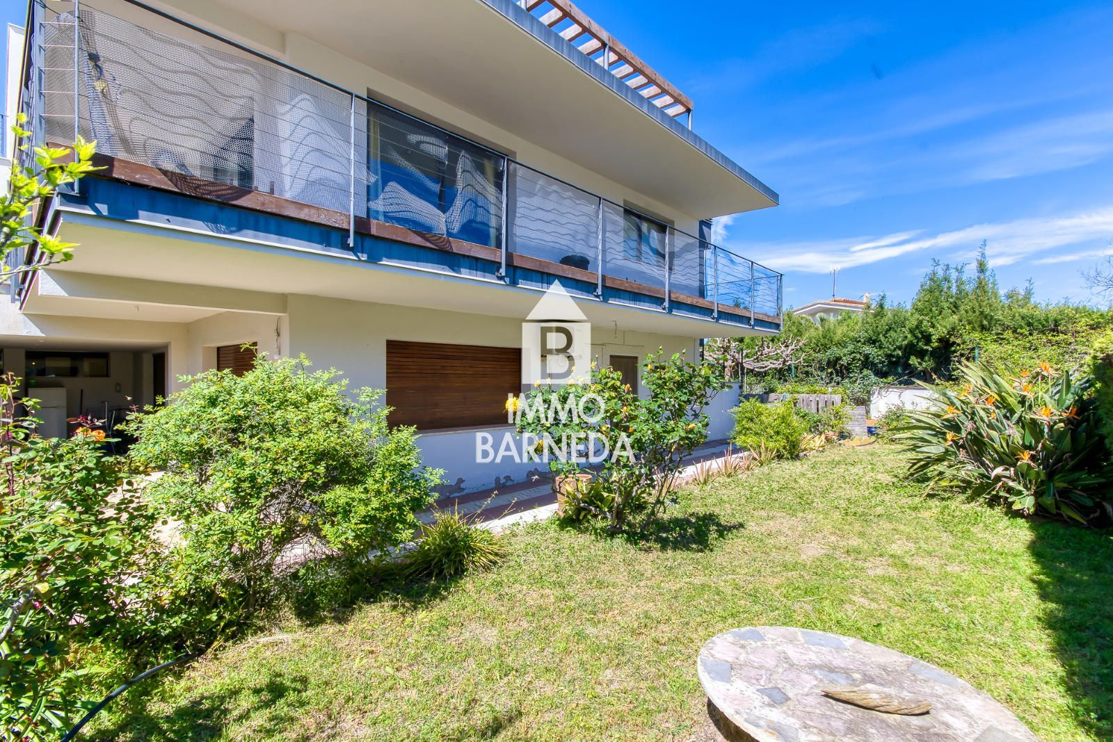 Casa unifamiliar exclusiva con ascensor, jardín y múltiples espacios independientes en Llançà