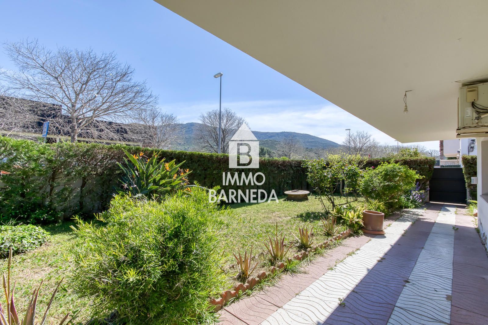 Casa unifamiliar exclusiva con ascensor, jardín y múltiples espacios independientes en Llançà