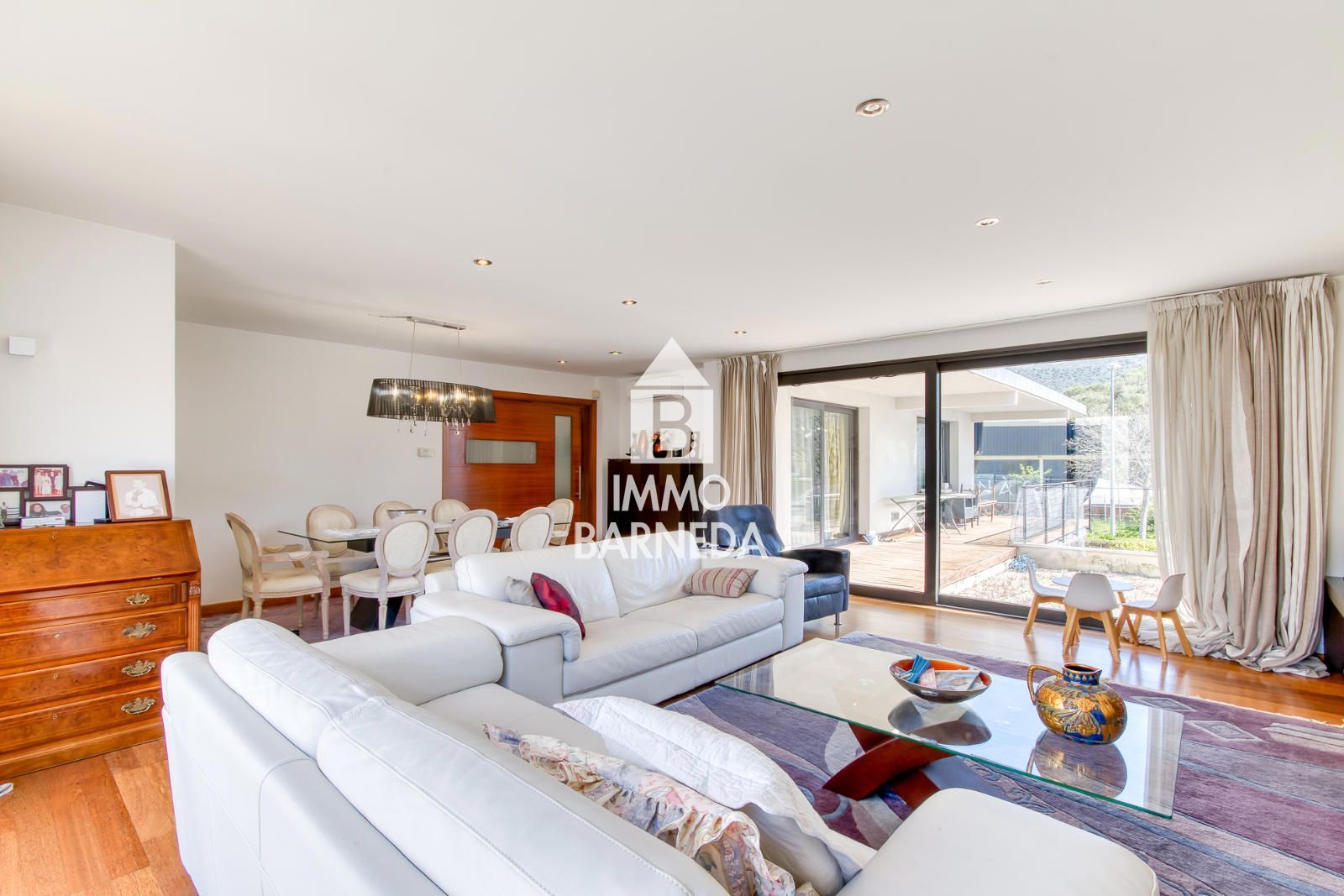 Casa unifamiliar exclusiva con ascensor, jardín y múltiples espacios independientes en Llançà