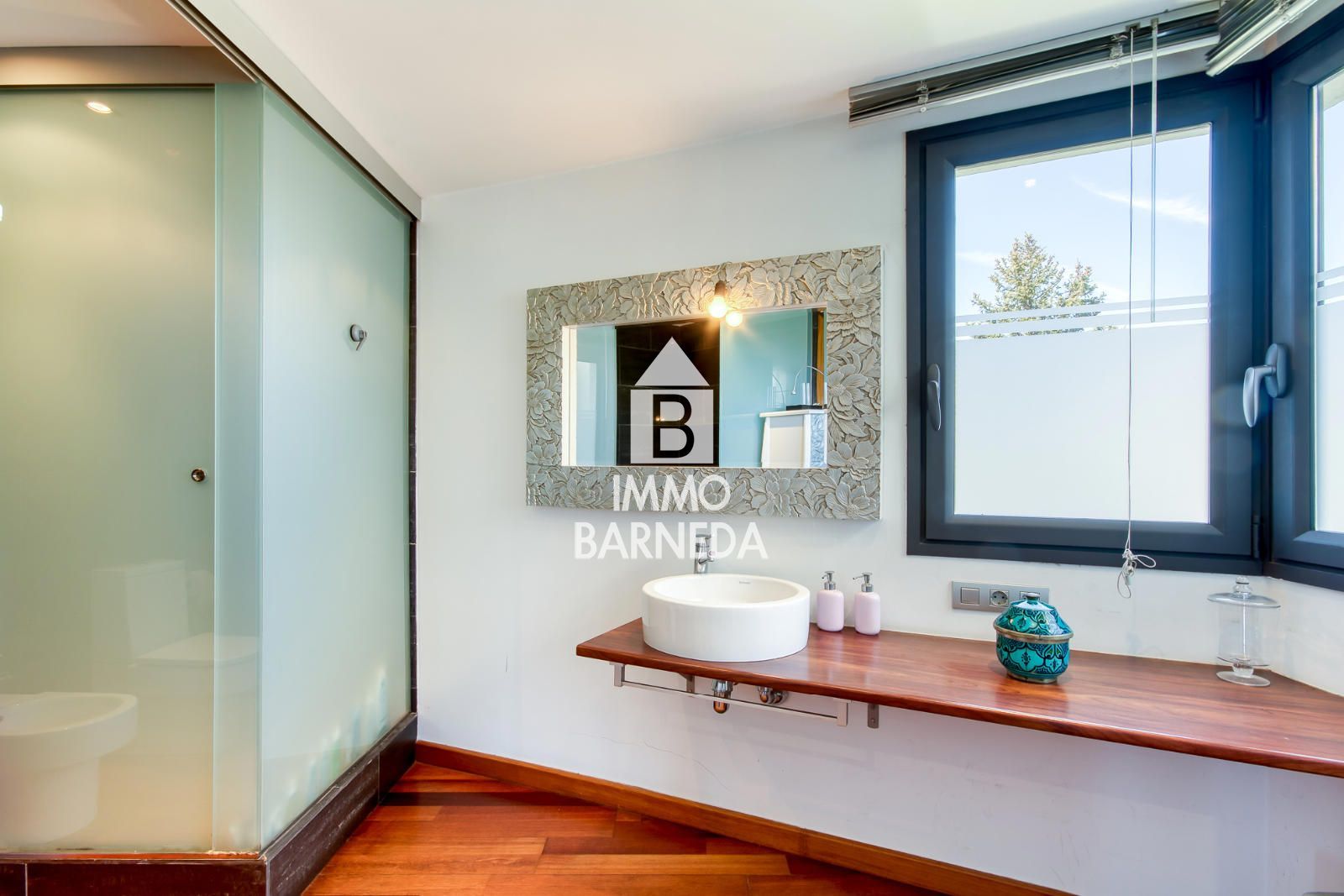 Casa unifamiliar exclusiva con ascensor, jardín y múltiples espacios independientes en Llançà