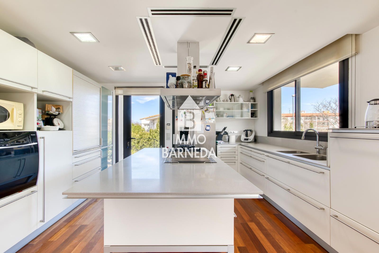 Casa unifamiliar exclusiva con ascensor, jardín y múltiples espacios independientes en Llançà