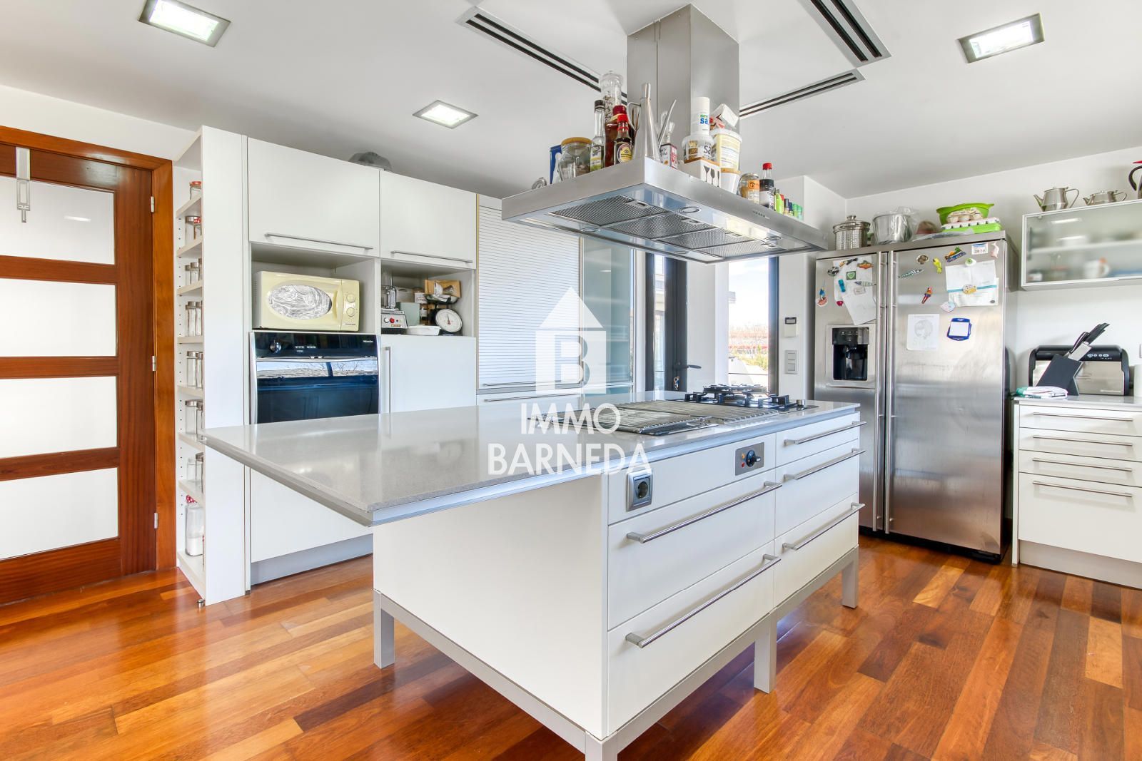 Casa unifamiliar exclusiva con ascensor, jardín y múltiples espacios independientes en Llançà