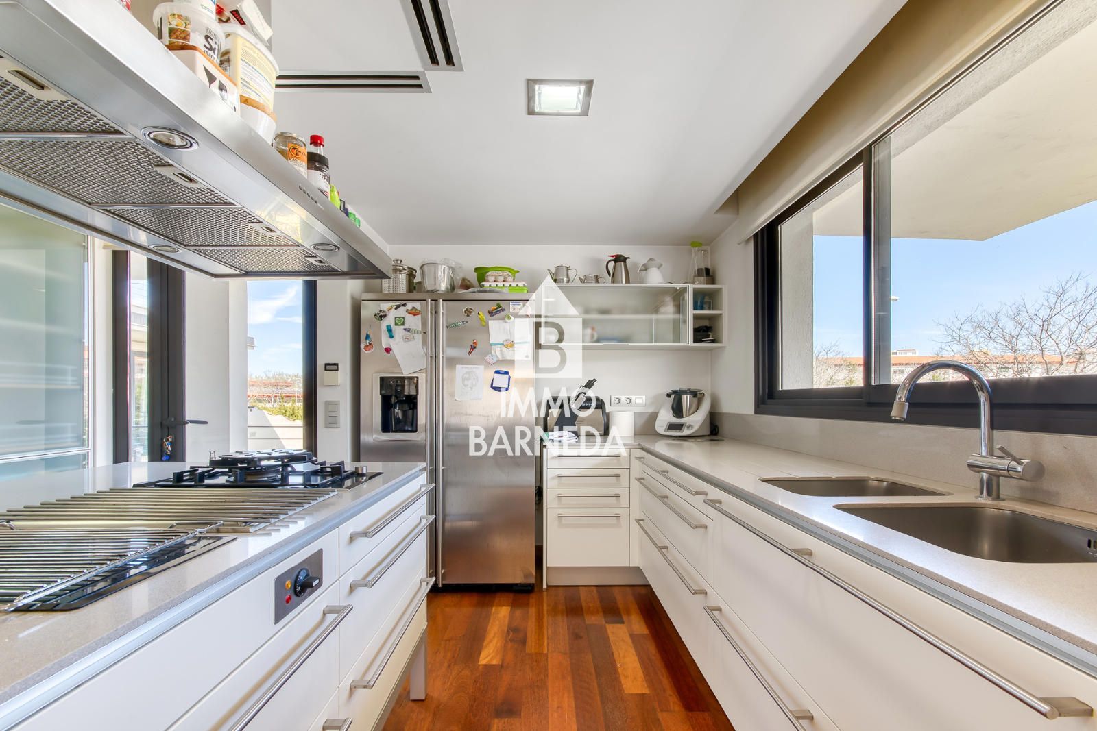 Casa unifamiliar exclusiva con ascensor, jardín y múltiples espacios independientes en Llançà