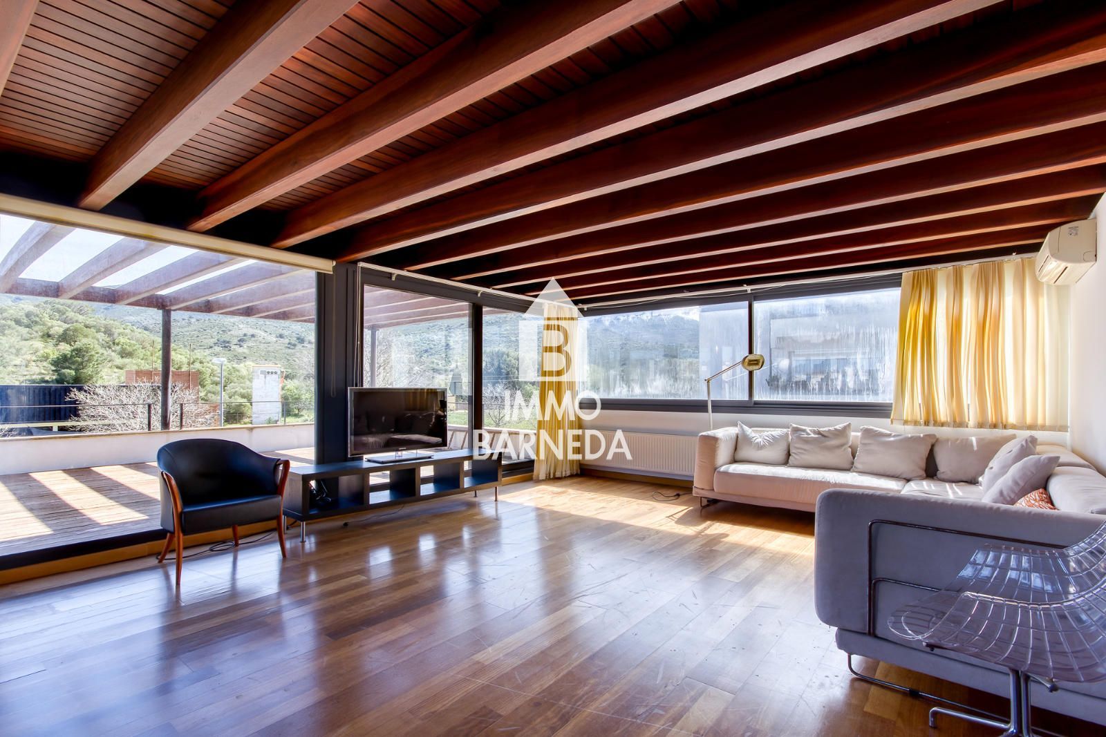 Casa unifamiliar exclusiva con ascensor, jardín y múltiples espacios independientes en Llançà