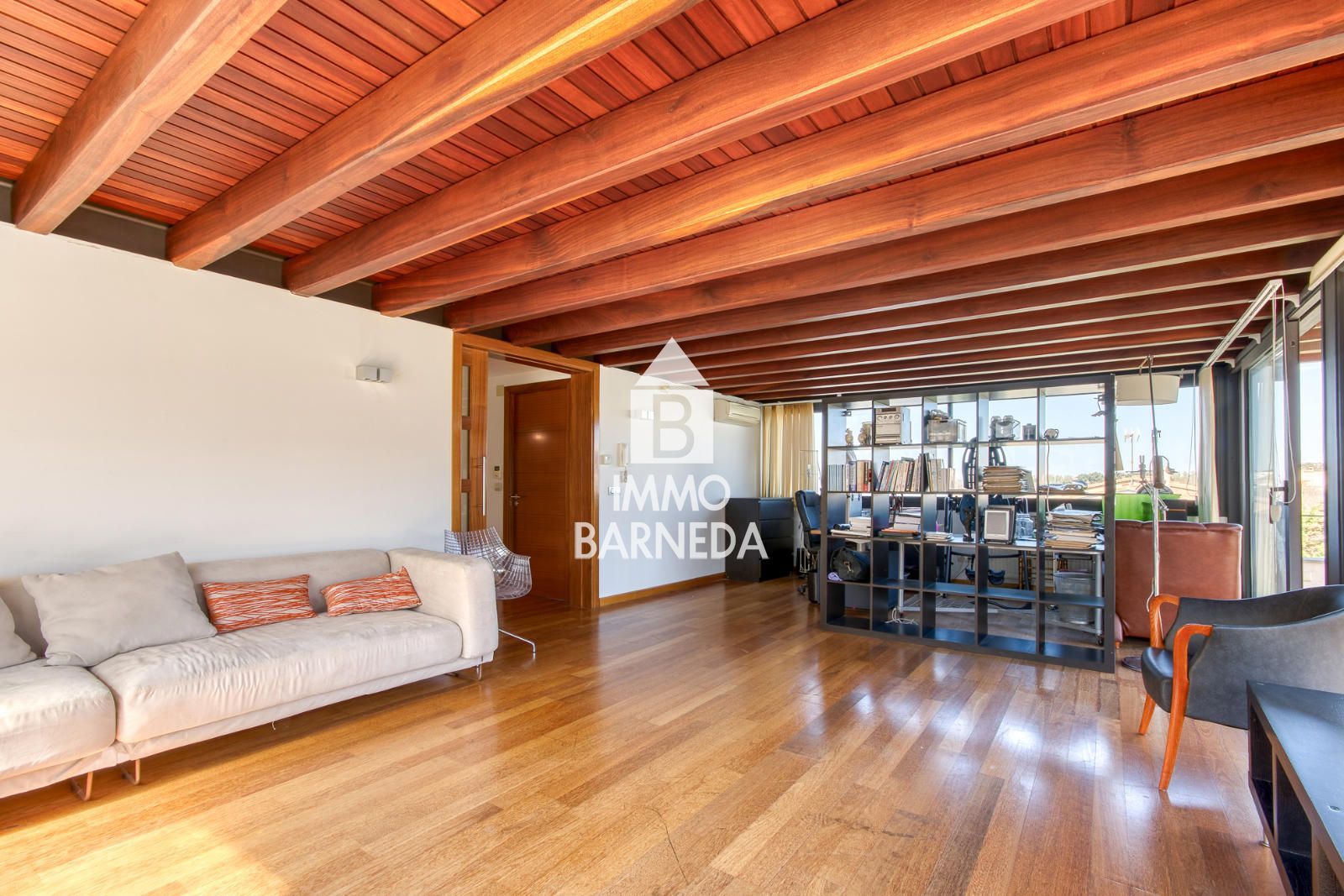 Casa unifamiliar exclusiva con ascensor, jardín y múltiples espacios independientes en Llançà