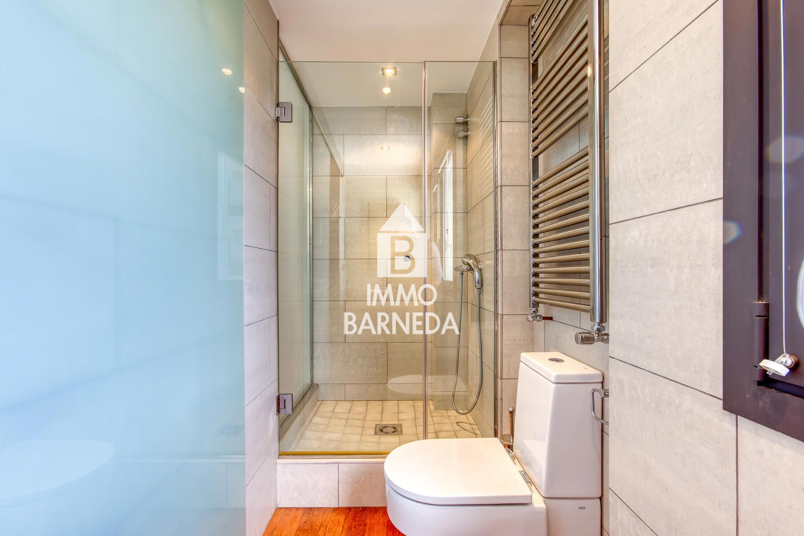 Casa unifamiliar exclusiva con ascensor, jardín y múltiples espacios independientes en Llançà