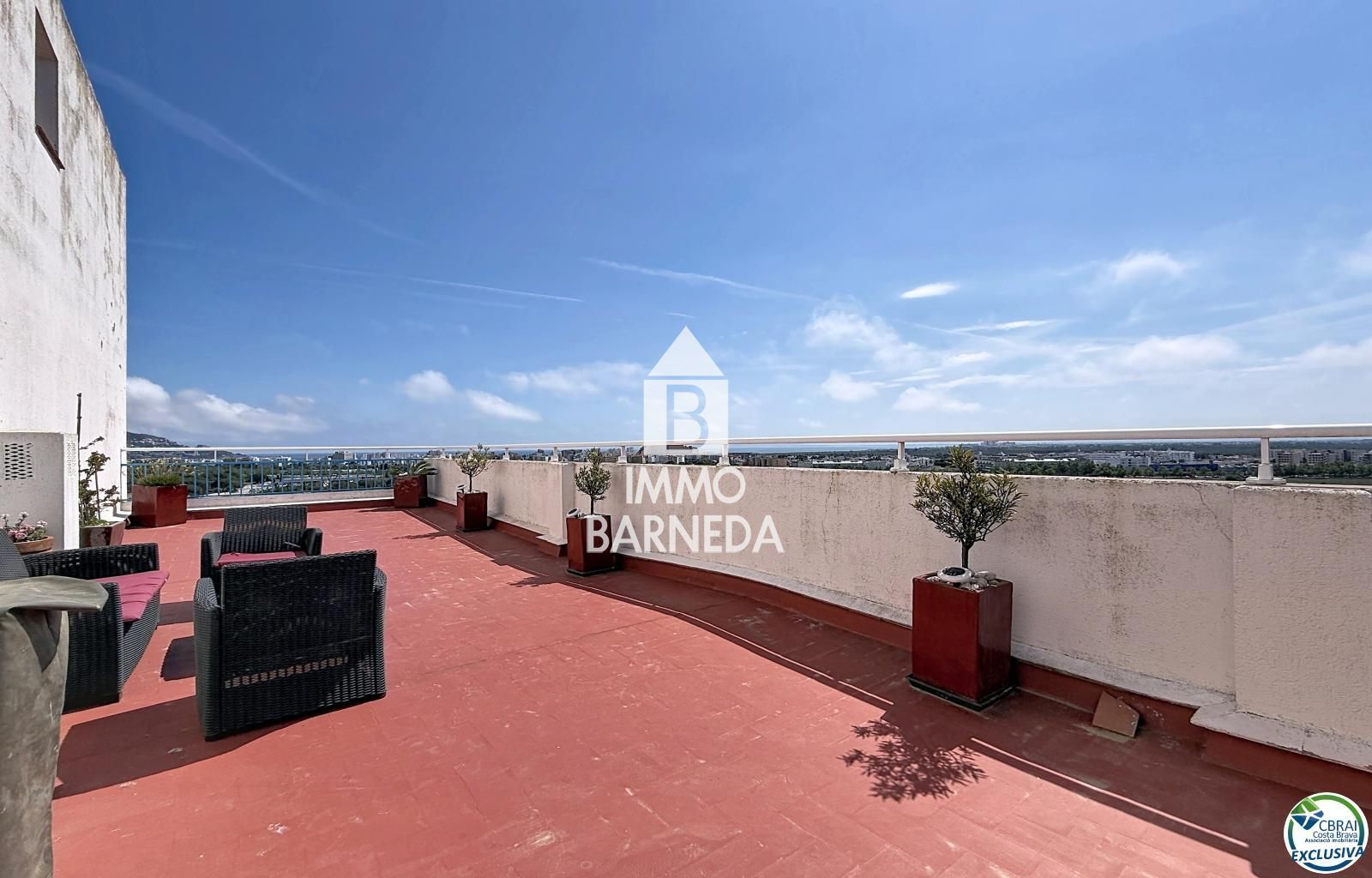 Grand studio rénové avec terrasse de 72 m², véranda récente et vue panoramique sur la baie de Roses dans résidence avec piscine et parking