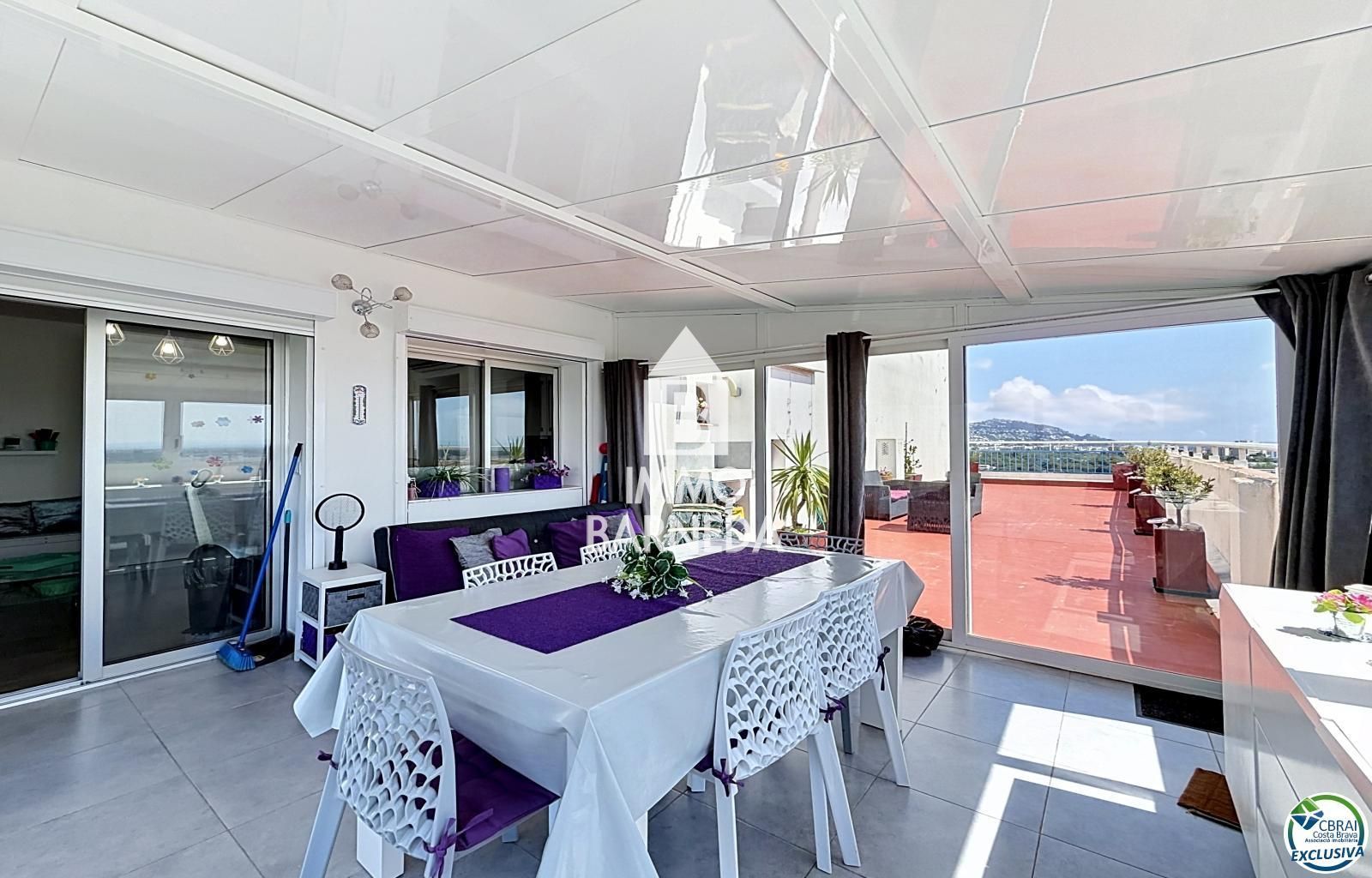Grand studio rénové avec terrasse de 72 m², véranda récente et vue panoramique sur la baie de Roses dans résidence avec piscine et parking