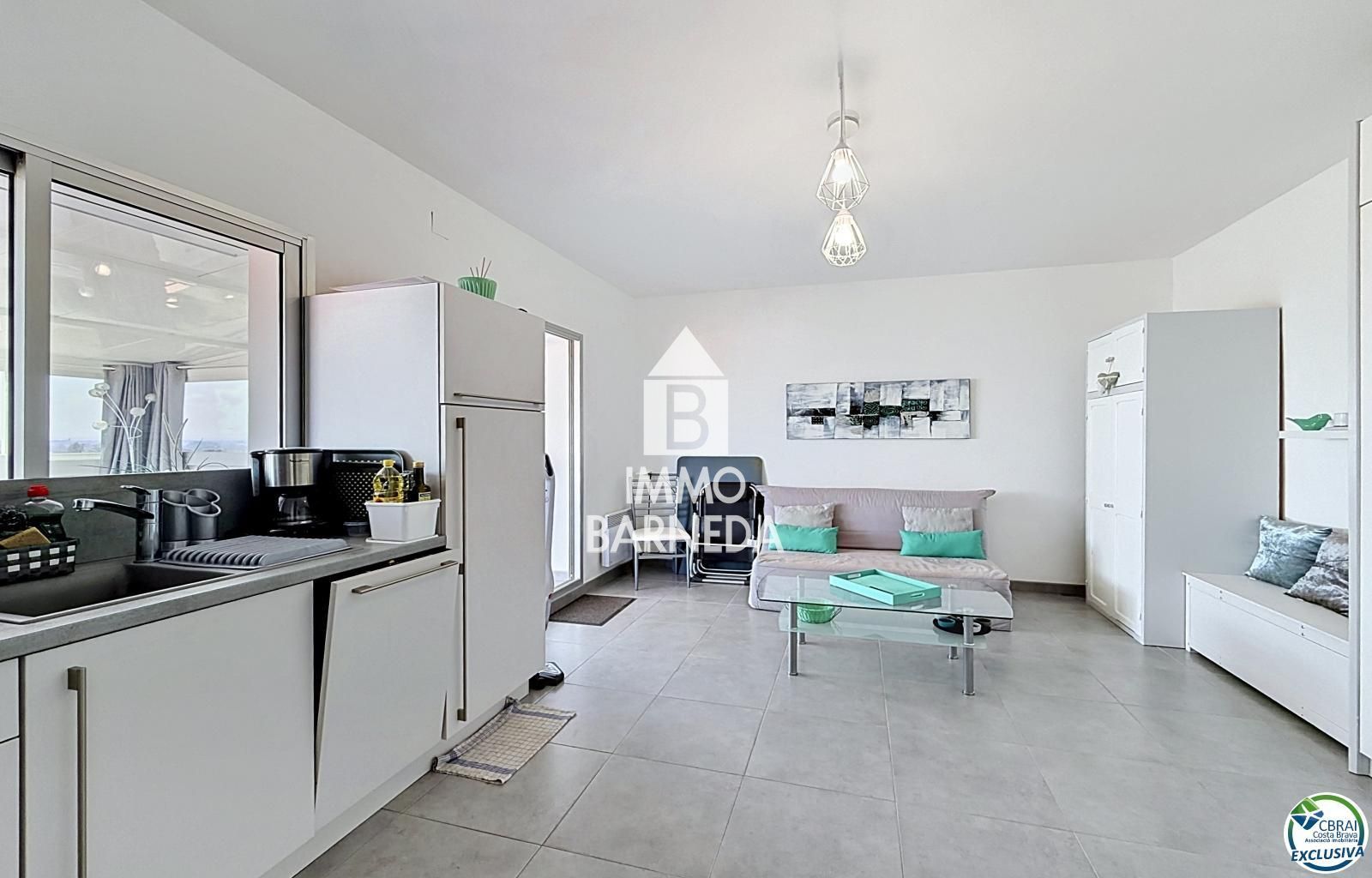 Grand studio rénové avec terrasse de 72 m², véranda récente et vue panoramique sur la baie de Roses dans résidence avec piscine et parking