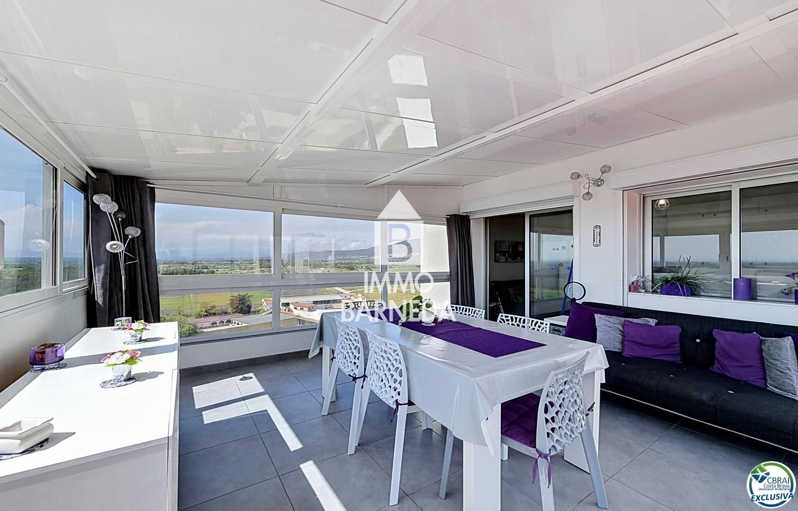 Grand studio rénové avec terrasse de 72 m², véranda récente et vue panoramique sur la baie de Roses dans résidence avec piscine et parking